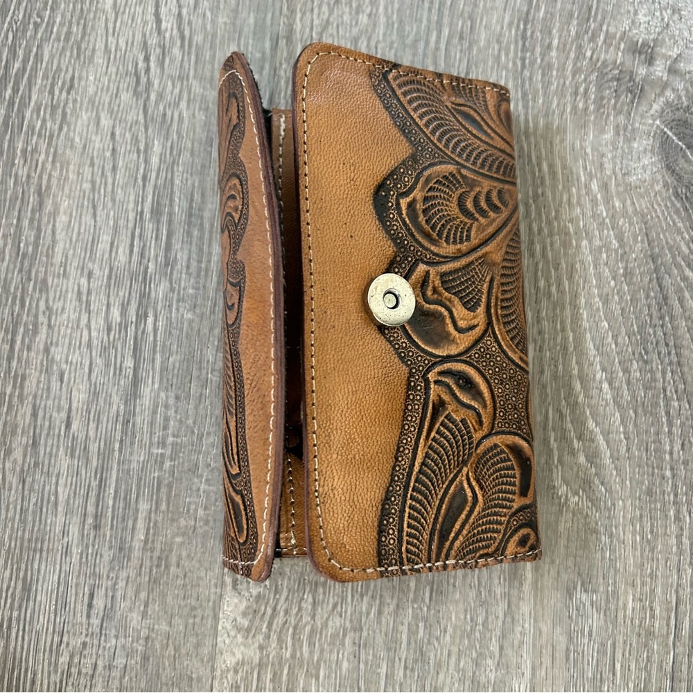 Tooled leather floral tan wallet with mirror inside - Picture 4 of 8